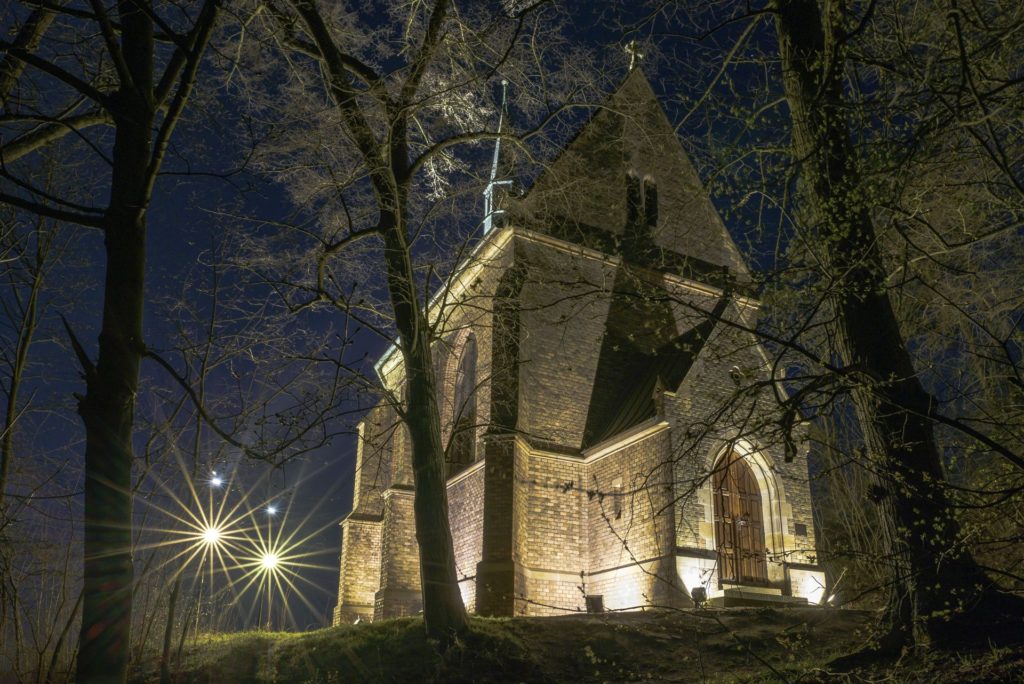 Nasvětlení historické stavby, díky kterému je nyní kaple dominantou města Beroun. Kaple je po nasvětlení vidět i ze širokého okolí.