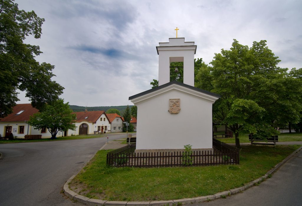 Zde LED osvětlení podtrhává zrekonstruovanou fasádu kapličky na návsi v obci Lety u Dobřichovic.