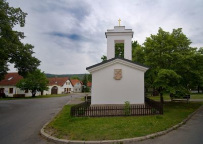 Zde LED osvětlení podtrhává zrekonstruovanou fasádu kapličky na návsi v obci Lety u Dobřichovic.