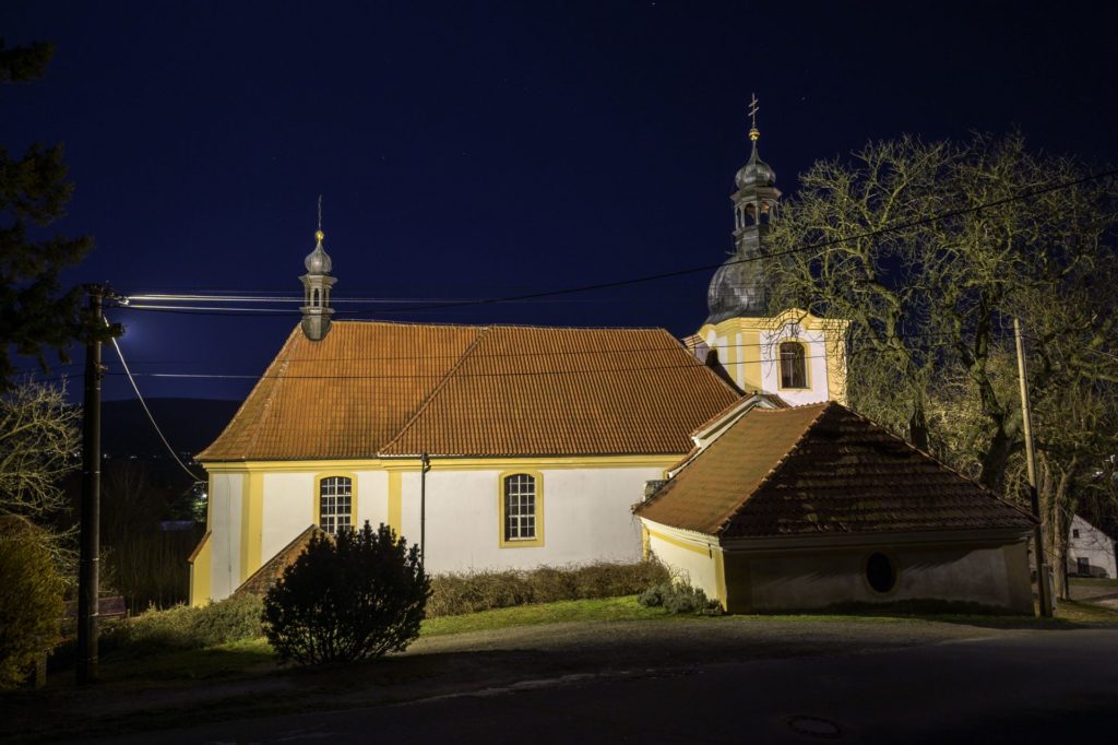 Ze stromového parku s pomocí našeho LED osvětlení jsme podtrhli krásu kostela sv. Bartoloměje v obci Všeradice.