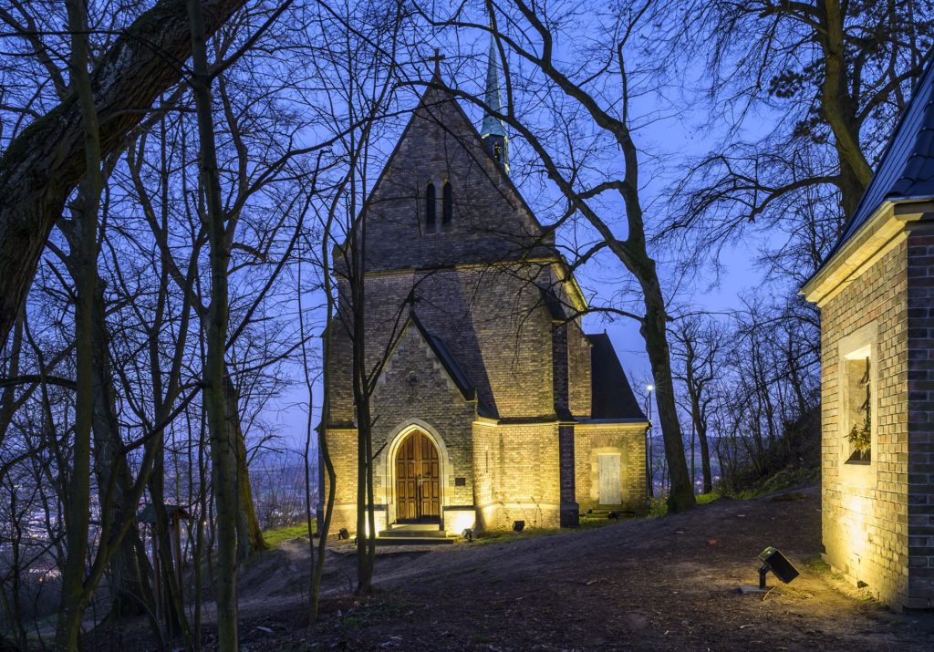 Nasvětlení historické stavby, díky kterému je nyní kaple dominantou města Beroun. Kaple je po nasvětlení vidět i ze širokého okolí.