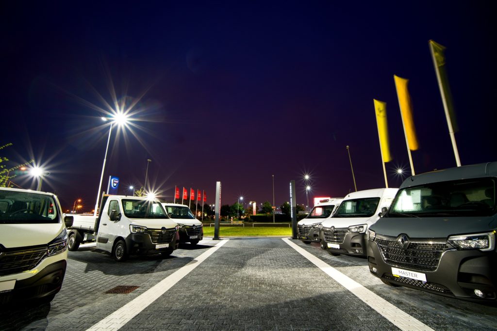 Osvětlení parkovacích ploch a nasvícení ploch pro předváděcí vozy.