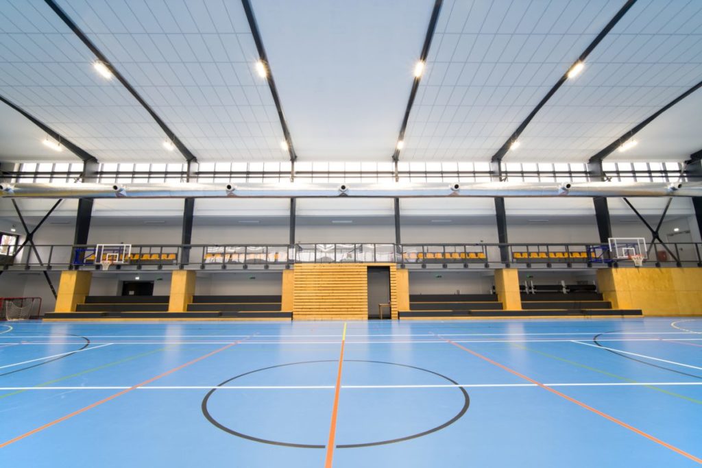 Ve sportovní hale Dobříš se jednalo o kompletní rekonstrukci osvětlení sportovní haly, abychom zajistili zvýšení kvality herního prostředí nejen pro hráče samotné, ale i pro jejich fanoušky z celého okolí.