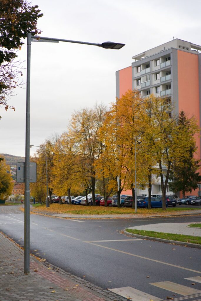 Zde jsme v rámci rekonstrukce veřejného osvětlení dbali především na bezpečnost - tedy správné osvětlení přechodů pro bezpečnost chodců a rekonstrukci zapínacího bodu veřejného osvětlení.