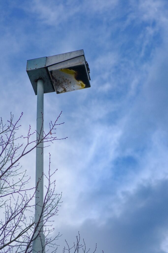 Detail staré pouliční lampy před rekonstrukcí.