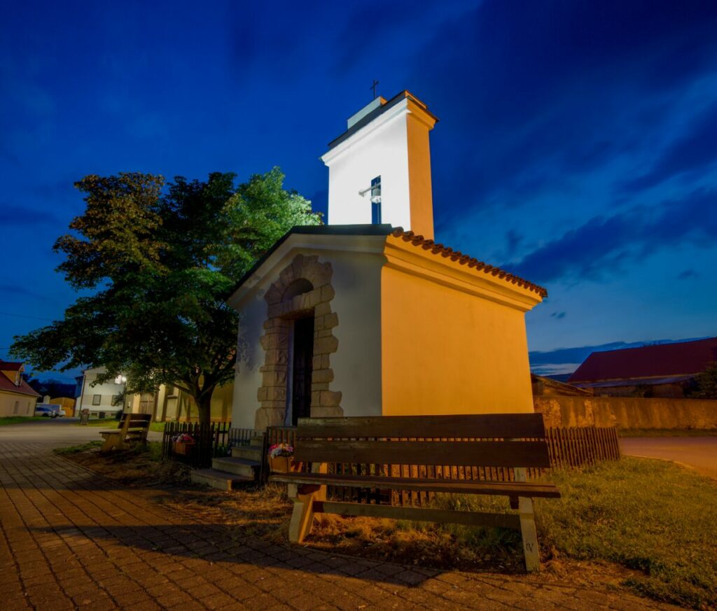 Zde LED osvětlení podtrhává zrekonstruovanou fasádu kapličky na návsi v obci Lety u Dobřichovic.
