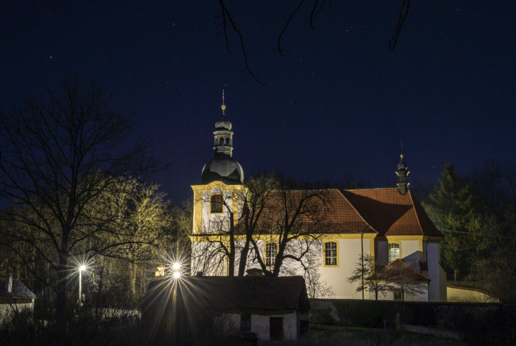 Ze stromového parku s pomocí našeho LED osvětlení jsme podtrhli krásu kostela sv. Bartoloměje v obci Všeradice.