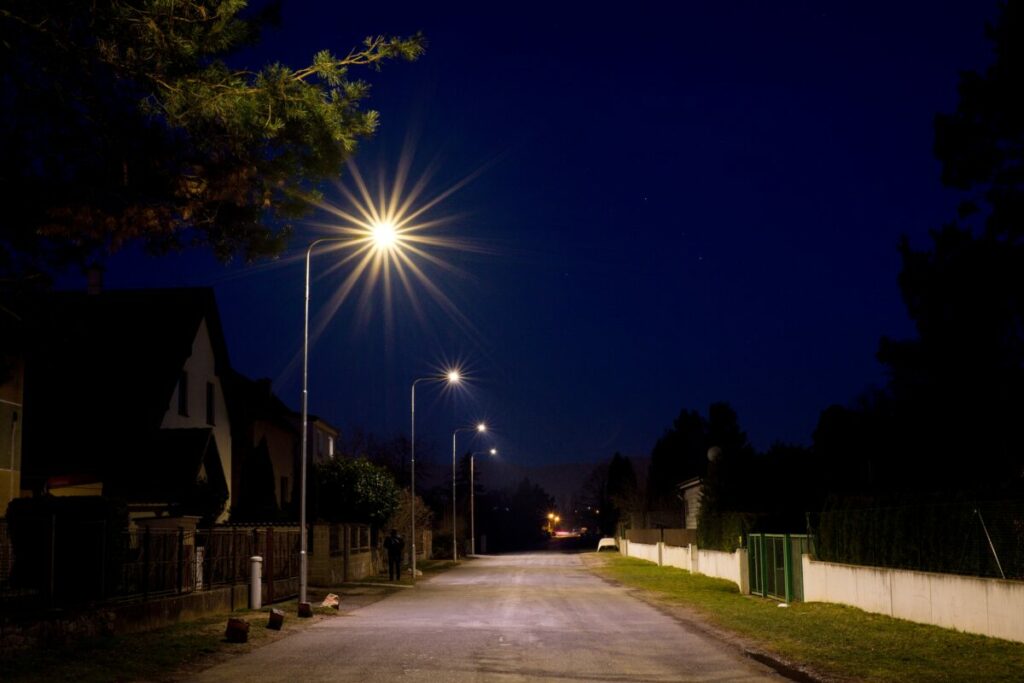 I takto může vypadat Vaše vedlejší či hlavní silnice osvětlená kvalitním LED osvětlením v rámci přenesený správy obce či města.