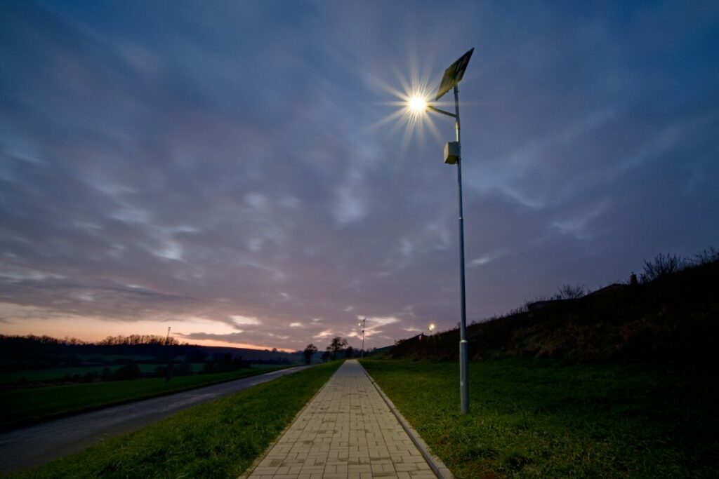 Solární veřejné osvětlení je vhodnou alternativou osvětlení parků či cyklostezek oproti běžným pouličním lampám, jenž je velmi šetrné k přírodě a šetří výdaje za energie.