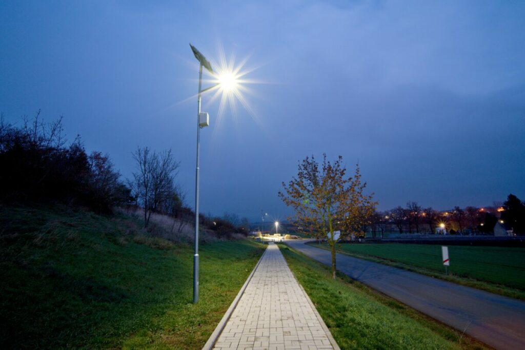 Solární veřejné osvětlení je vhodnou alternativou osvětlení parků či cyklostezek oproti běžným pouličním lampám, jenž je velmi šetrné k přírodě a šetří výdaje za energie.