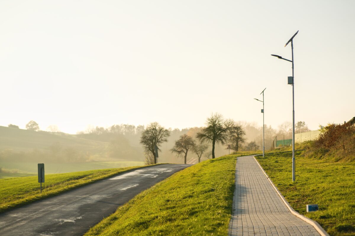 Solární veřejné osvětlení je vhodnou alternativou osvětlení parků či cyklostezek oproti běžným pouličním lampám, jenž je velmi šetrné k přírodě a šetří výdaje za energie.