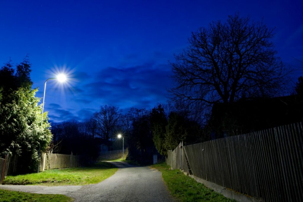 Nové LED osvětlení v obci Nechalov, které jsme realizovali v rámci správy veřejného osvětlení - i malé příjezdové cesty je potřeba kvalitně osvětlit pro bezpečnost obyvatel.