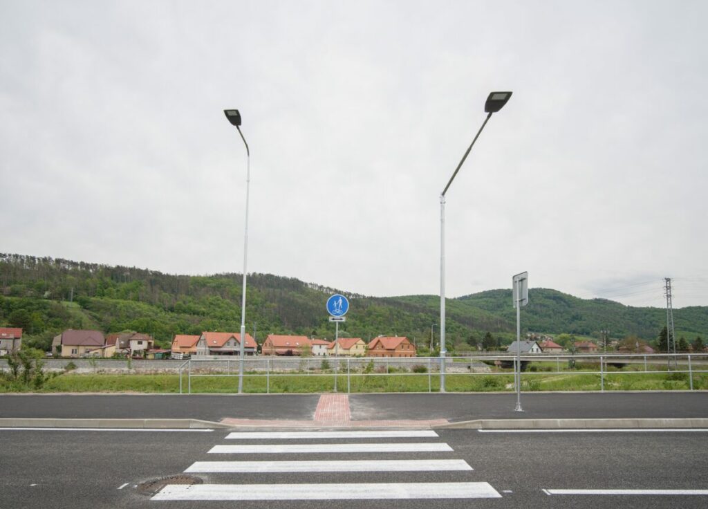 Obchvat Králův Dvůr byl vybudován za účelem odlehčení dopravy na hlavní silnici mezi městy Beroun a Králův Dvůr. Realizovali jsme zde osvětlení nejen na hlavní komunikaci ale také osvětlení na cyklostezkách, chodnících a především bezpečnostní osvětlení na přechodech pro Vaši bezpečnost.