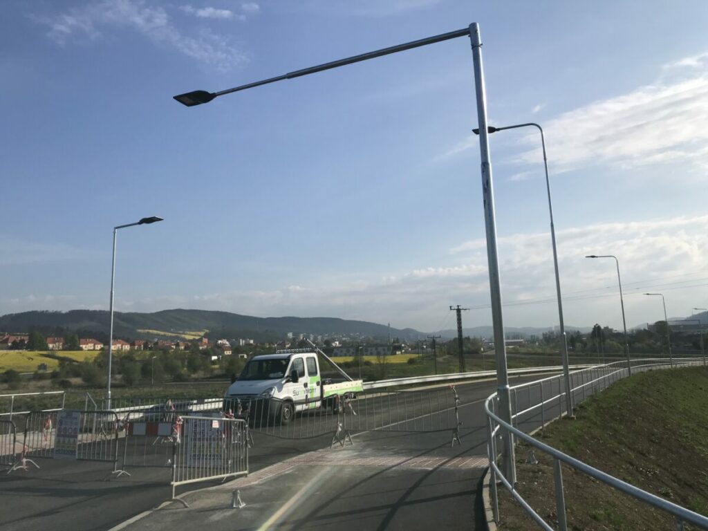 Obchvat Králův Dvůr byl vybudován za účelem odlehčení dopravy na hlavní silnici mezi městy Beroun a Králův Dvůr. Realizovali jsme zde osvětlení nejen na hlavní komunikaci ale také osvětlení na cyklostezkách, chodnících a především bezpečnostní osvětlení na přechodech pro Vaši bezpečnost.