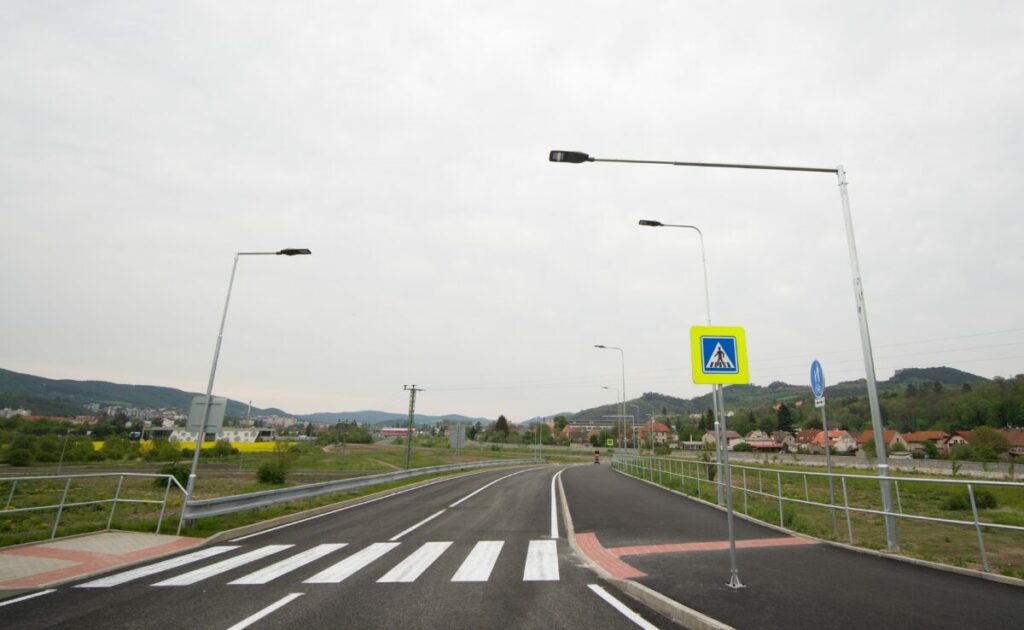 Obchvat Králův Dvůr byl vybudován za účelem odlehčení dopravy na hlavní silnici mezi městy Beroun a Králův Dvůr. Realizovali jsme zde osvětlení nejen na hlavní komunikaci ale také osvětlení na cyklostezkách, chodnících a především bezpečnostní osvětlení na přechodech pro Vaši bezpečnost.