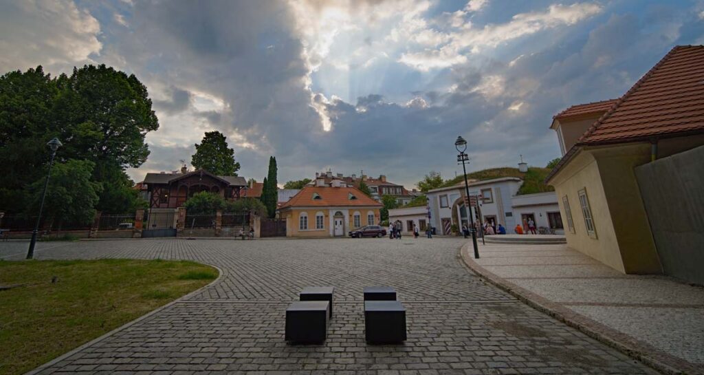 Při realizaci na předměstí Písecké brány jsme použili historická svítidla, která byla perfektně zasazena do okolního prostředí. Historické pouliční lampy byly umístěny také do přilehlého parku.