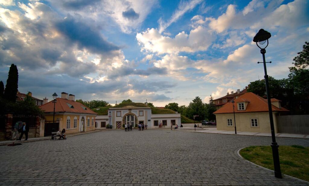 Při realizaci na předměstí Písecké brány jsme použili historická svítidla, která byla perfektně zasazena do okolního prostředí. Historické pouliční lampy byly umístěny také do přilehlého parku.