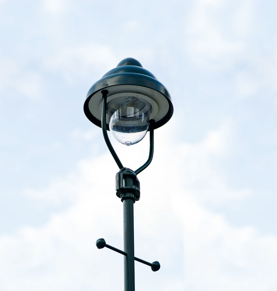 Při realizaci na předměstí Písecké brány jsme použili historická svítidla, která byla perfektně zasazena do okolního prostředí. Historické pouliční lampy byly umístěny také do přilehlého parku.