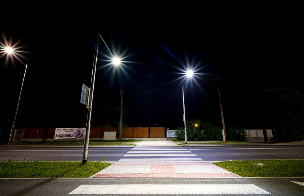 Rekonstrukce veřejného osvětlení zaměřená především pro bezpečnost občanů v podobě osvětlení přechodů, hlavní komunikace a cyklostezky, kterou využívají i chodci.