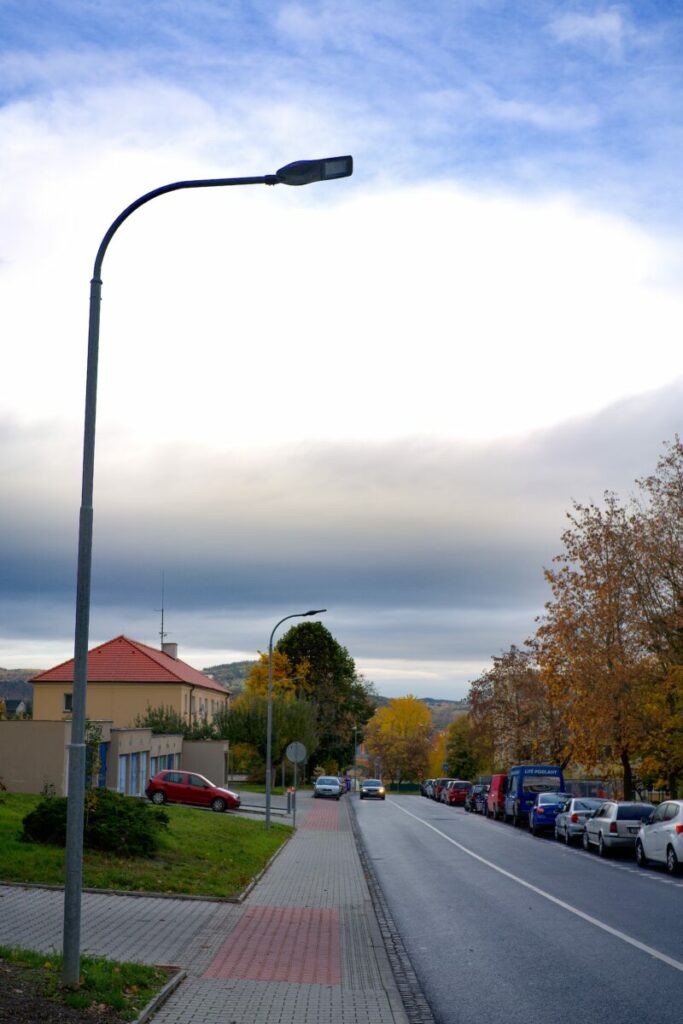 Rekontrukce veřejného osvětlení na vedlejší městské komunikaci.