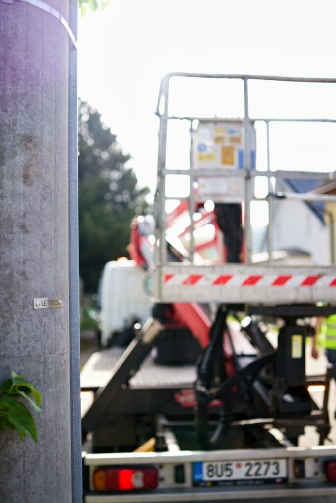 Provádíme záruční a pozáruční servis veřejného osvětlení a to jak v případě naší dokončené realizace, tak i Vašeho stávajícího osvětlení. V případě pasportizace pro lepší přehled můžete využít také služby oštítkování pouličních lamp.