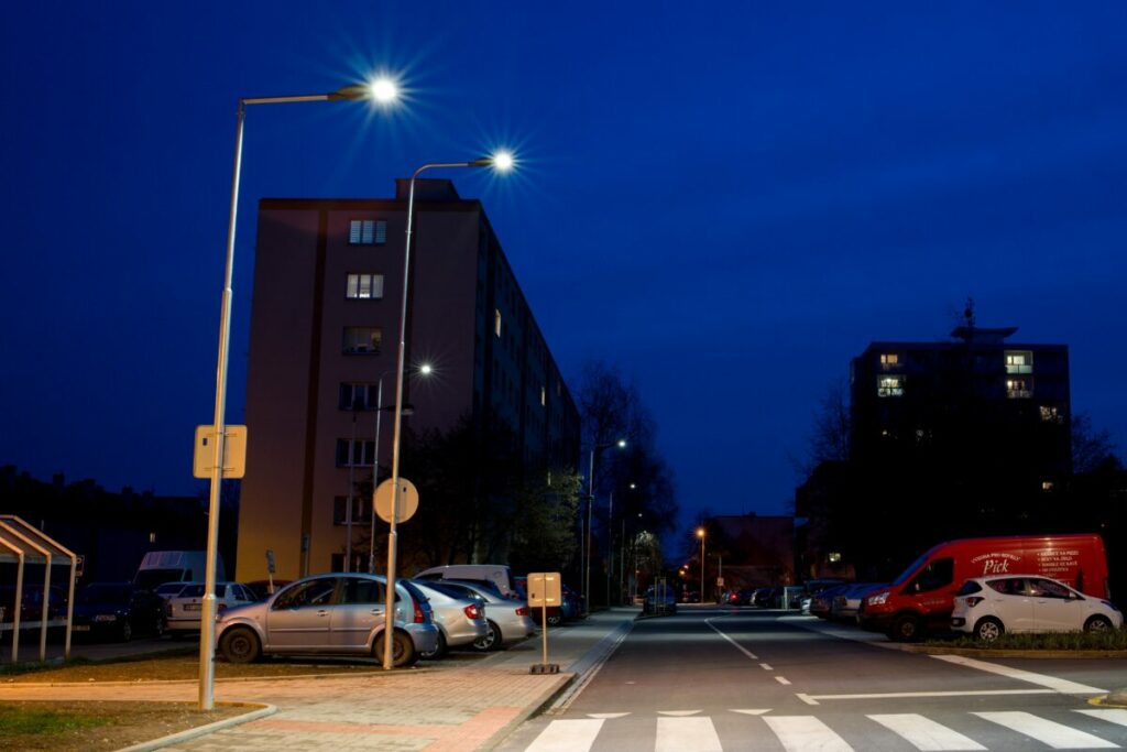 Osvětlení parkovacích stání podél ulice Švermova včetně bezpečnostního osvětlení přechodu.