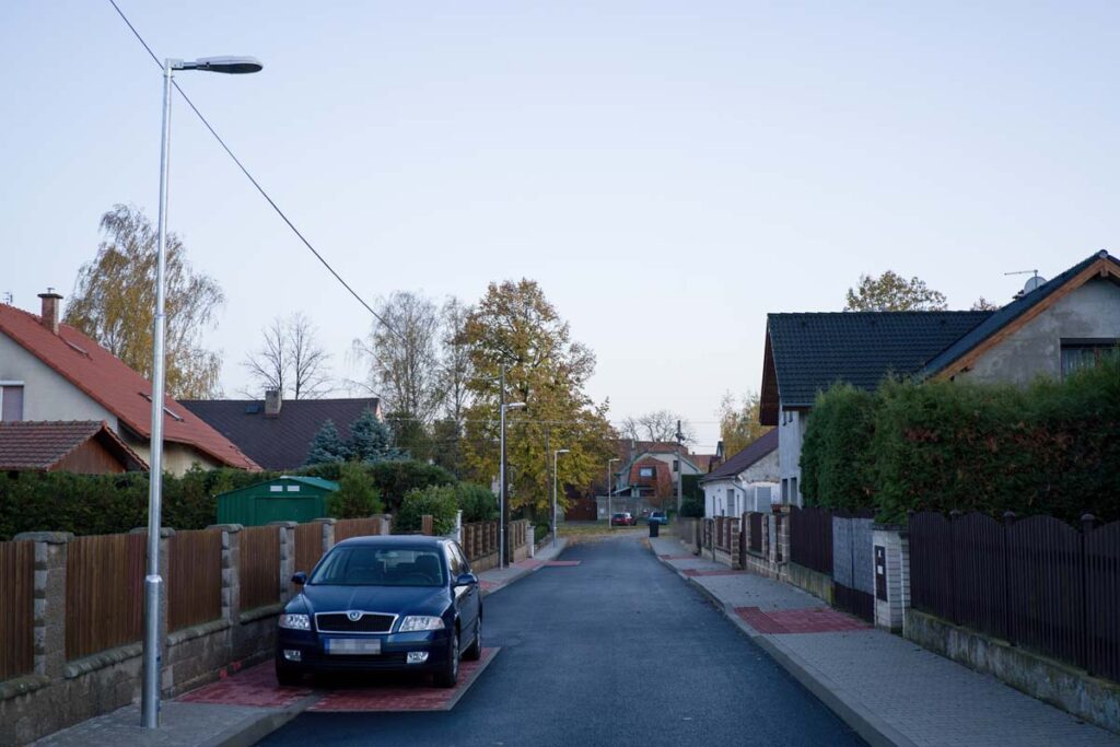 Výstavba pouličních lamp na vedlejší komunikaci v obci Tlustice v rámci kompletní rekonstrukce veřejného osvětlení.