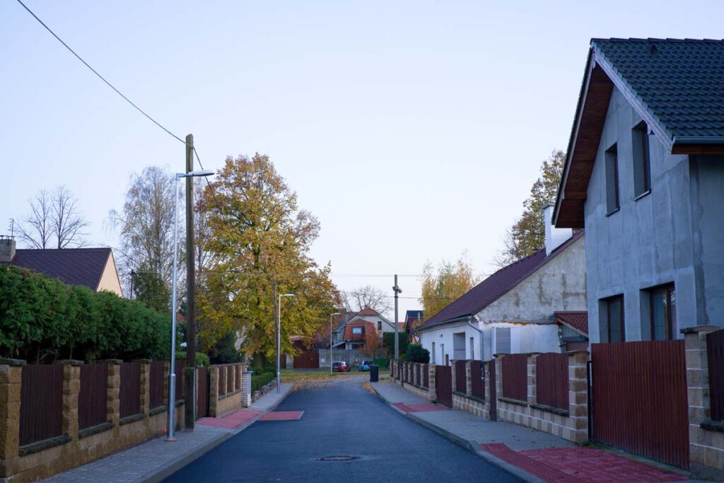 Výstavba pouličních lamp na vedlejší komunikaci v obci Tlustice v rámci kompletní rekonstrukce veřejného osvětlení.