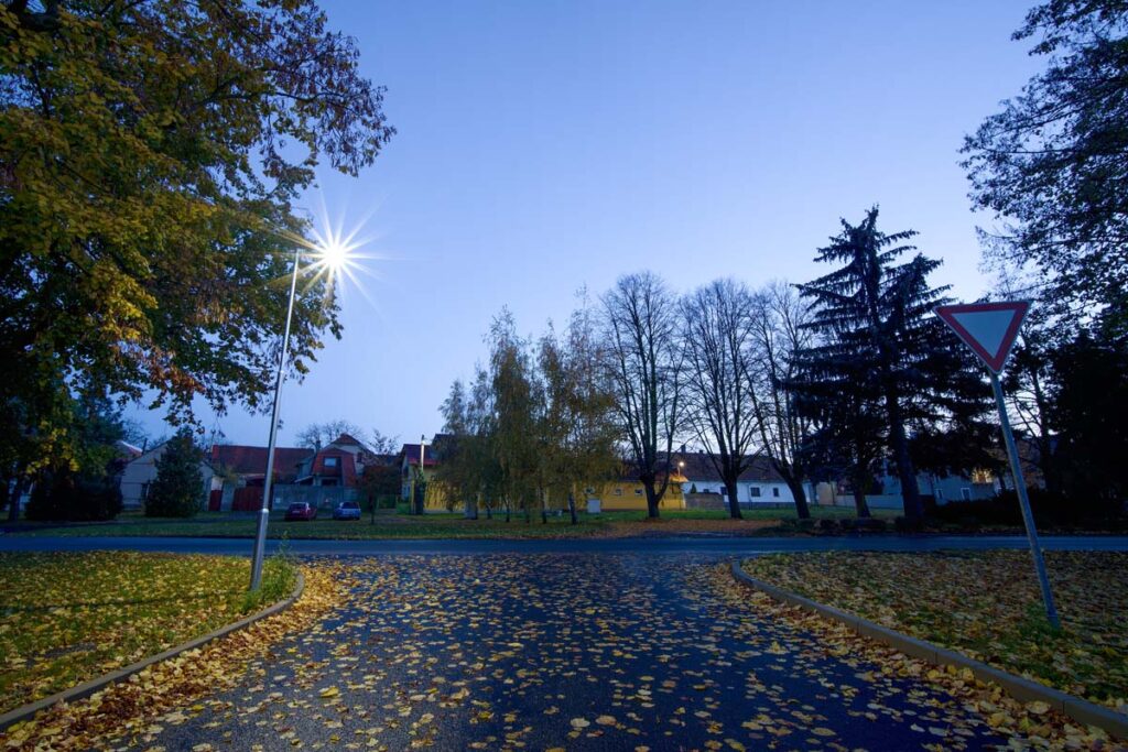 Výstavba pouličních lamp na vedlejší komunikaci v obci Tlustice v rámci kompletní rekonstrukce veřejného osvětlení.