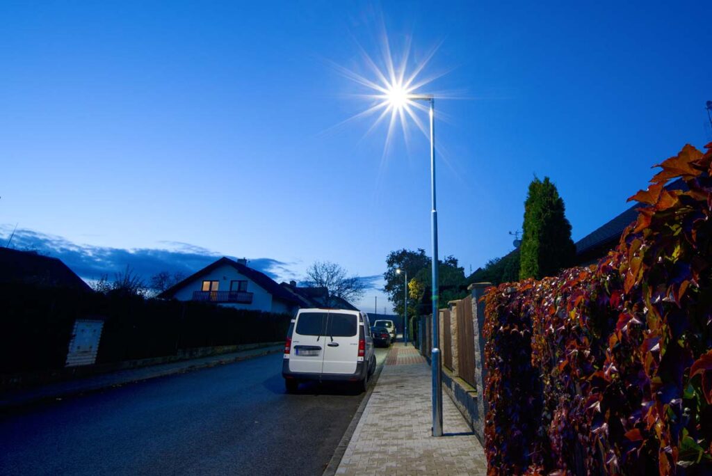 Výstavba pouličních lamp na vedlejší komunikaci v obci Tlustice v rámci kompletní rekonstrukce veřejného osvětlení.