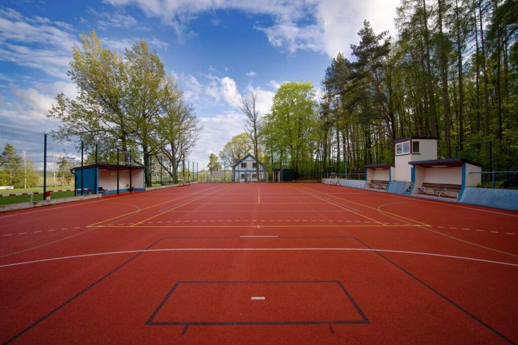 Kompletní rekonstrukce osvětlení víceúčelového hřiště v Hudlicích.. Hřiště je specifické svoji polohou. Vzhledem k této situaci jsme zvolili velmi citlivě vhodnost svítidel a intenzity osvětlení, abychom maximálně zajistili splynutí s lesním prostředím.