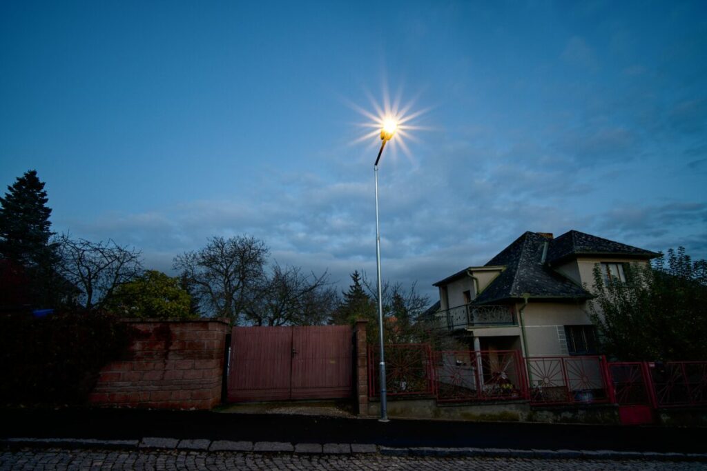 Zrekonstruovaná nová LED pouliční lampa na vedlejší komunikaci.