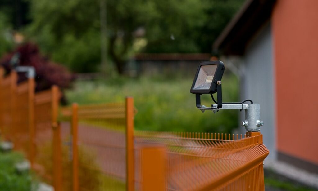 Decentní nasvícení pomocí LED osvětlení obecního úřadu v obci Malá Víska, které podtrhuje linie stavby a díky tomu úřad vkusně dominuje svému okolí.