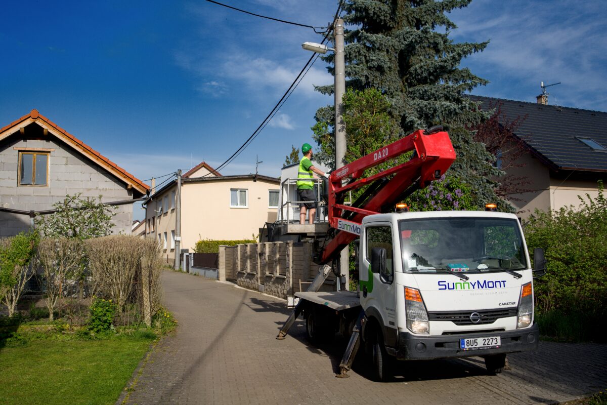 Provádíme záruční a pozáruční servis veřejného osvětlení a to jak v případě naší dokončené realizace, tak i Vašeho stávajícího osvětlení. V případě pasportizace, pro lepší přehled můžete využít také služby oštítkování pouličních lamp.